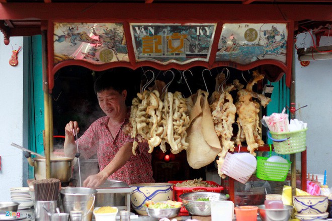 Dạo quanh các khu ẩm thực nước ngoài ở Sài Gòn, không chỉ có món ăn ngon mà chụp ảnh sống ảo cũng cực chất - Ảnh 1.