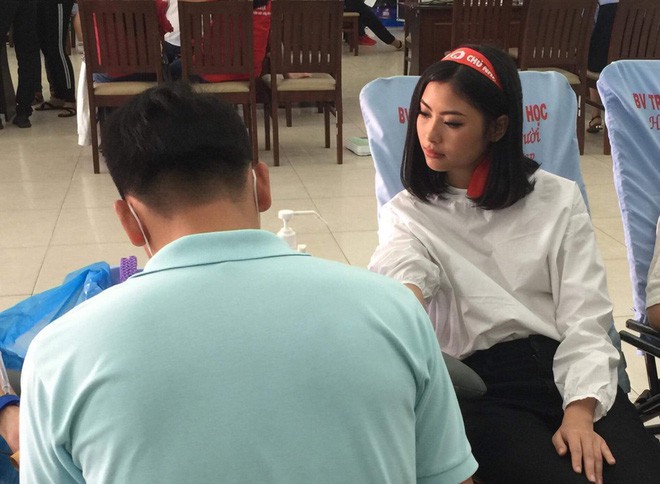 Bị huyết áp thấp, Á hậu Việt Nam 2016 vẫn tham gia hiến máu cứu người trong chương trình Chủ Nhật Đỏ 2018 - Ảnh 2.