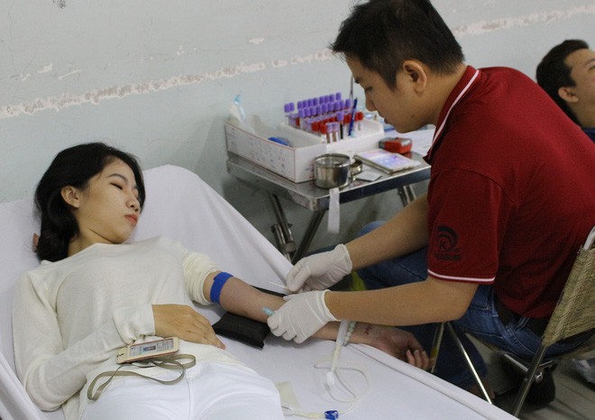 Bị huyết áp thấp, Á hậu Việt Nam 2016 vẫn tham gia hiến máu cứu người trong chương trình Chủ Nhật Đỏ 2018 - Ảnh 4.