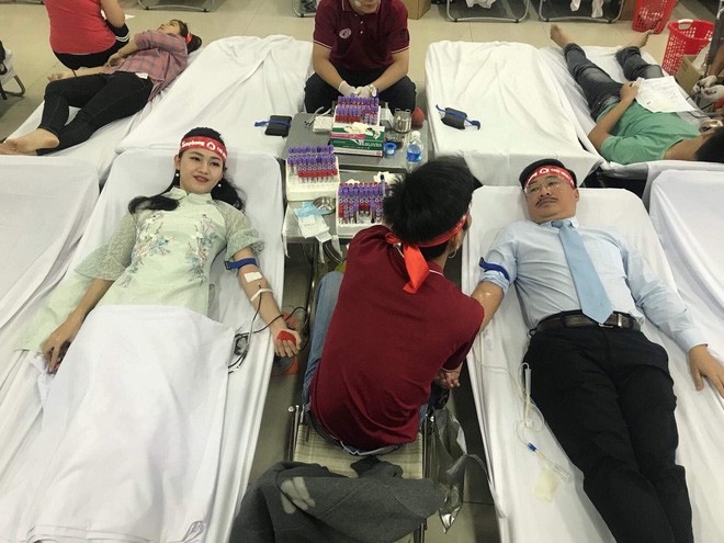 Bị huyết áp thấp, Á hậu Việt Nam 2016 vẫn tham gia hiến máu cứu người trong chương trình Chủ Nhật Đỏ 2018 - Ảnh 6.