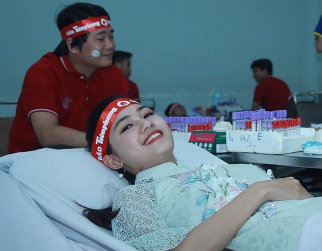 Bị huyết áp thấp, Á hậu Việt Nam 2016 vẫn tham gia hiến máu cứu người trong chương trình Chủ Nhật Đỏ 2018 - Ảnh 7.