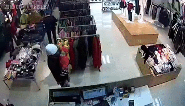 Clip gây bức xúc: Người đàn ông bế theo em bé vào shop quần áo rồi lấy trộm 2 chiếc iPhone chỉ trong 5 giây - Ảnh 1.