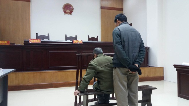 Bị cáo 79 tuổi hiếp dâm bé gái 3 tuổi ở Ba Vì nhận mức án 10 năm tù giam - Ảnh 4.