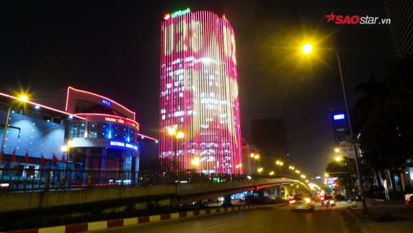 Tòa nhà sáng nhất đêm nay nhờ chăng đèn led cổ vũ U23 Việt Nam - Ảnh 1.