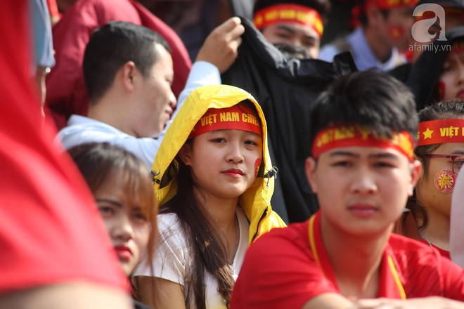 Đừng tưởng chỉ nam giới mới mê bóng đá, các bóng hồng xinh xắn đi cổ vũ U23 Việt Nam cũng đông vô cùng - Ảnh 10.