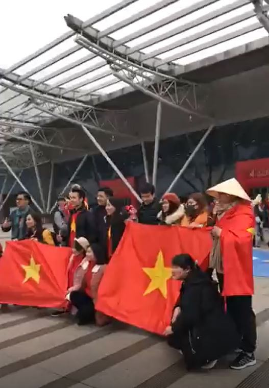Không khí cực nóng trong SVĐ Thường Châu, Trung Quốc: Fan Việt Nam đã có mặt cùng U23 Việt Nam rồi đây! - Ảnh 2.