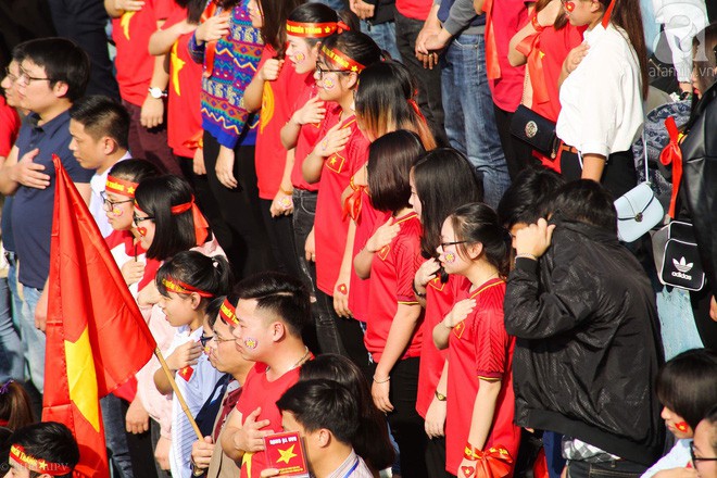 Đừng tưởng chỉ nam giới mới mê bóng đá, các bóng hồng xinh xắn đi cổ vũ U23 Việt Nam cũng đông vô cùng - Ảnh 20.
