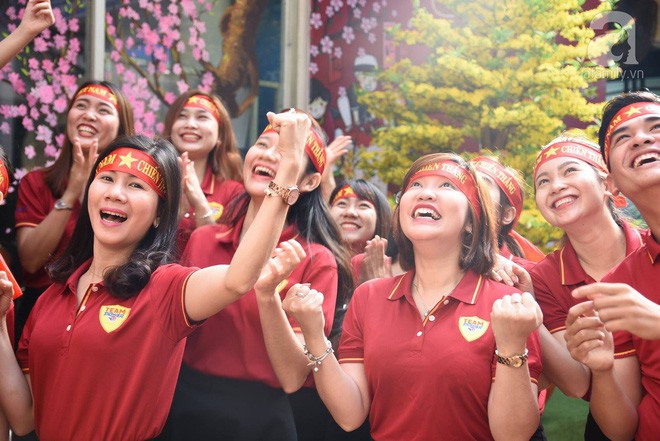 Công sở cổ vũ U23 Việt Nam: Nơi công ty tổ chức hẳn tiệc BBQ, nơi nhân viên tranh thủ xem online khi đang họp hành - Ảnh 21.