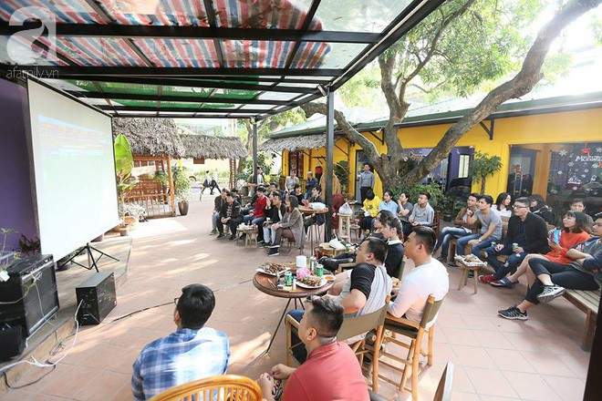 Công sở cổ vũ U23 Việt Nam: Nơi công ty tổ chức hẳn tiệc BBQ, nơi nhân viên tranh thủ xem online khi đang họp hành - Ảnh 2.