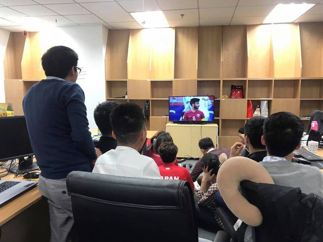 Công sở cổ vũ U23 Việt Nam: Nơi công ty tổ chức hẳn tiệc BBQ, nơi nhân viên tranh thủ xem online khi đang họp hành - Ảnh 10.