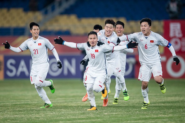 Sau màn penalty cân não giữa U23 Việt Nam và U23 Qatar, anh chàng vui quá ngất luôn tại chỗ - Ảnh 1.
