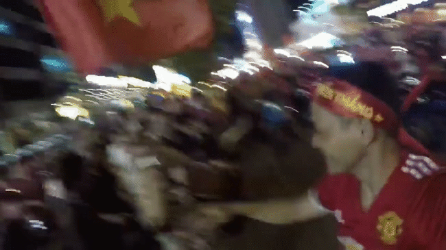 Những bà ngoại khí chất ngời ngời, quẩy tưng bừng trên phố ăn mừng chiến thắng của đội tuyển U23 Việt Nam - Ảnh 1.