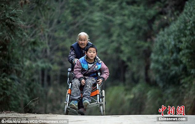 Cụ bà 76 tuổi vẫn ngày ngày còng lưng vượt hơn 24 cây số đưa cháu trai tật nguyền tới trường khiến nhiều người cảm phục - Ảnh 1.