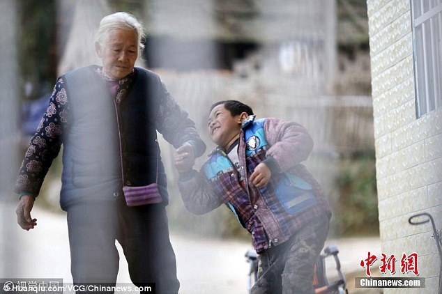 Cụ bà 76 tuổi vẫn ngày ngày còng lưng vượt hơn 24 cây số đưa cháu trai tật nguyền tới trường khiến nhiều người cảm phục - Ảnh 4.