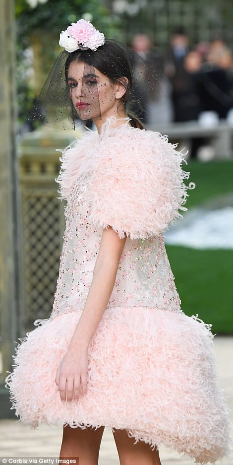 Con gái 16 tuổi của Cindy Crawford xuất hiện ấn tượng ở Tuần lễ Thời trang Haute Couture - Ảnh 2.