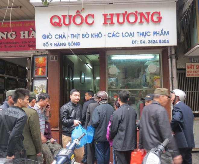 Những địa chỉ mua giò chả, bánh chưng từ thời ông bà ở Hà Nội mà Tết năm nào khách cũng xếp hàng ùn ùn - Ảnh 2.