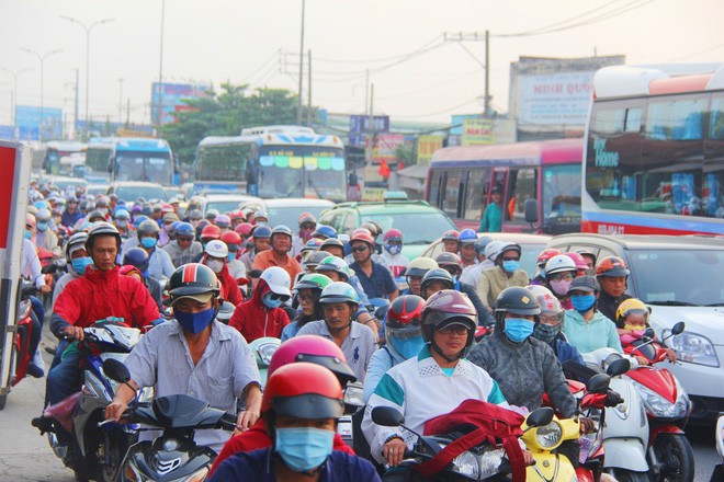 Cửa ngõ thành phố đông nghẹt khi người dân trở về sau kỳ nghỉ lễ Tết Dương lịch - Ảnh 25.