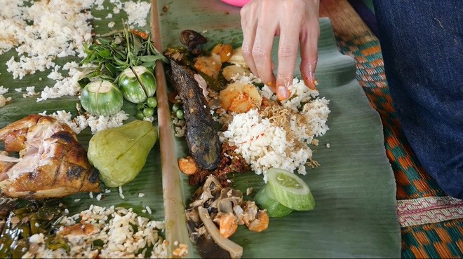 Món ăn độc đáo của Indonesia: nhìn qua cứ tưởng xôi của Việt Nam, ai ngờ lại khác hoàn toàn - Ảnh 11.