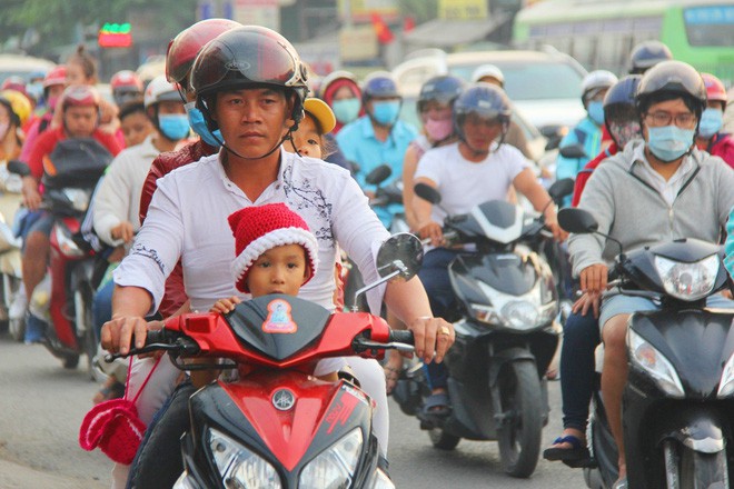 Cửa ngõ thành phố đông nghẹt khi người dân trở về sau kỳ nghỉ lễ Tết Dương lịch - Ảnh 28.