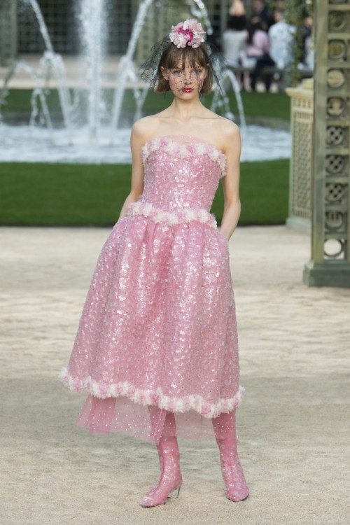 Con gái 16 tuổi của Cindy Crawford xuất hiện ấn tượng ở Tuần lễ Thời trang Haute Couture - Ảnh 14.