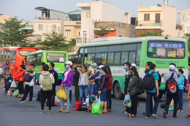 Cửa ngõ thành phố đông nghẹt khi người dân trở về sau kỳ nghỉ lễ Tết Dương lịch - Ảnh 17.