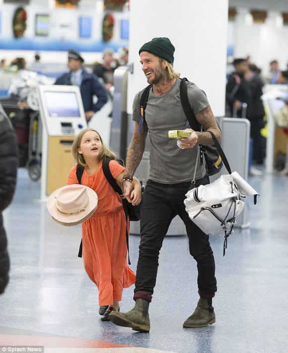 Thay vì đi với mẹ, Harper lại nắm chặt  tay bố David Beckham không rời khi ra sân bay - Ảnh 3.