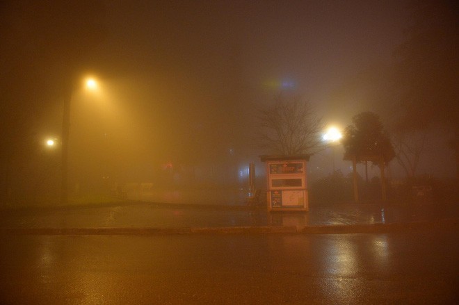 Chùm ảnh: Cả thị trấn Sapa chìm trong sương mù dưới cái rét 4 độ C - Ảnh 3.