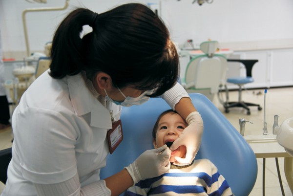 Vì sao không nên tự nhổ răng sữa cho trẻ? - Ảnh 1.