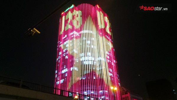 Tòa nhà sáng nhất đêm nay nhờ chăng đèn led cổ vũ U23 Việt Nam - Ảnh 3.