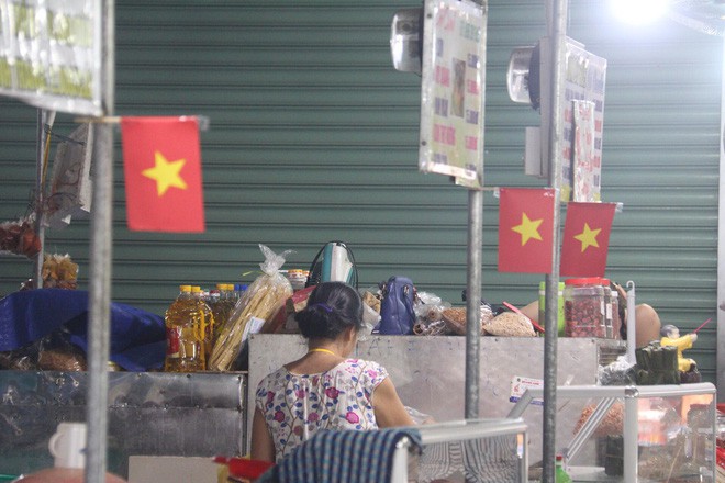 Tiểu thương Đà Nẵng treo quốc kỳ khắp chợ, nghỉ bán sớm để cổ vũ cho đội tuyển U23 Việt Nam - Ảnh 3. Tiểu thương Đà Nẵng treo quốc kỳ khắp chợ, nghỉ bán sớm để cổ vũ cho đội tuyển U23 Việt Nam - Ảnh 3.