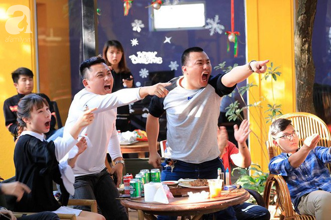 Công sở cổ vũ U23 Việt Nam: Nơi công ty tổ chức hẳn tiệc BBQ, nơi nhân viên tranh thủ xem online khi đang họp hành - Ảnh 4.