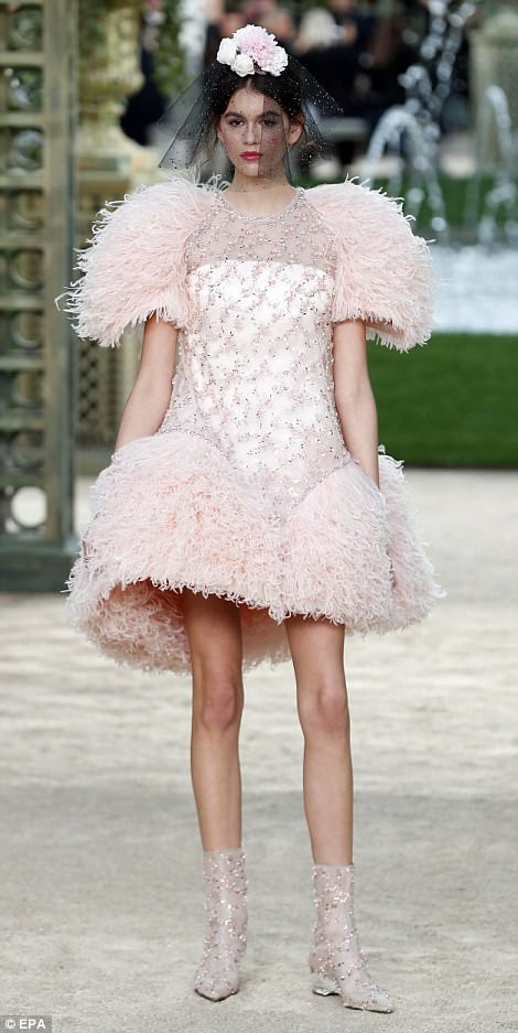 Con gái 16 tuổi của Cindy Crawford xuất hiện ấn tượng ở Tuần lễ Thời trang Haute Couture - Ảnh 3.