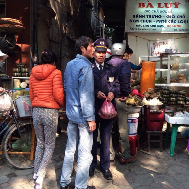 Những địa chỉ mua giò chả, bánh chưng từ thời ông bà ở Hà Nội mà Tết năm nào khách cũng xếp hàng ùn ùn - Ảnh 29.