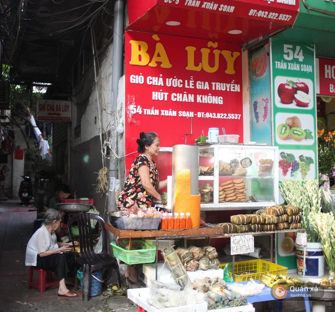 Những địa chỉ mua giò chả, bánh chưng từ thời ông bà ở Hà Nội mà Tết năm nào khách cũng xếp hàng ùn ùn - Ảnh 32.