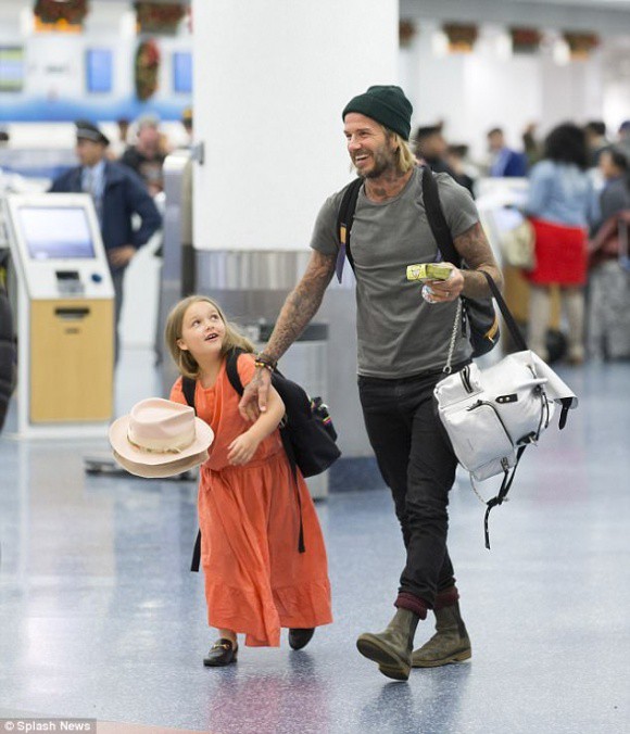 Thay vì đi với mẹ, Harper lại nắm chặt  tay bố David Beckham không rời khi ra sân bay - Ảnh 4.