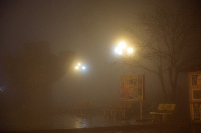 Chùm ảnh: Cả thị trấn Sapa chìm trong sương mù dưới cái rét 4 độ C - Ảnh 4.