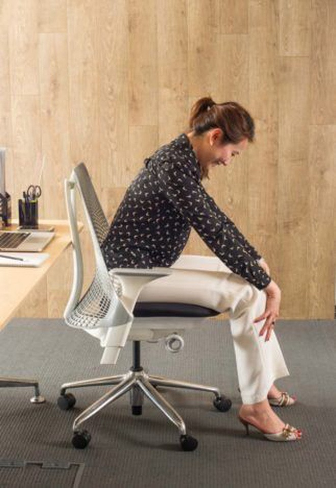 Dân văn phòng ngồi nhiều luôn đối mặt với tình trạng đau lưng khó chịu và đây là cách giải quyết hiệu quả - Ảnh 4.
