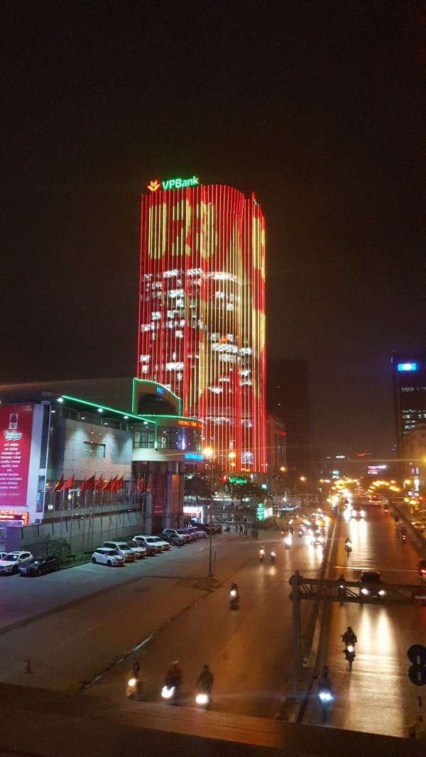 Tòa nhà sáng nhất đêm nay nhờ chăng đèn led cổ vũ U23 Việt Nam - Ảnh 4.
