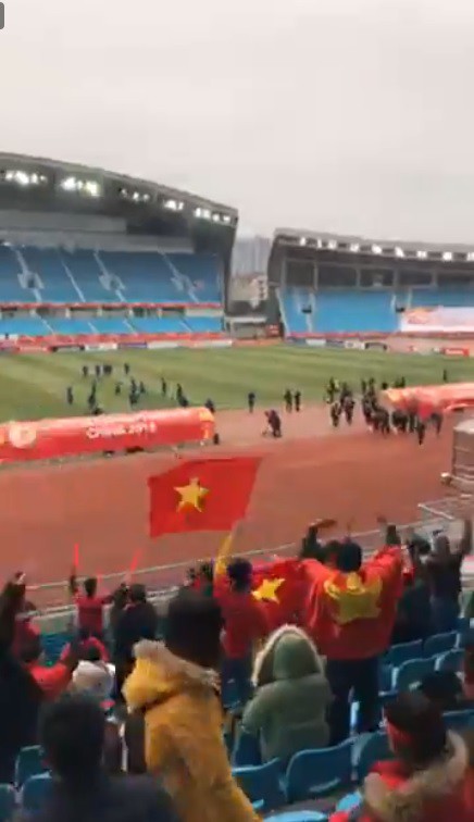 Không khí cực nóng trong SVĐ Thường Châu, Trung Quốc: Fan Việt Nam đã có mặt cùng U23 Việt Nam rồi đây! - Ảnh 4.