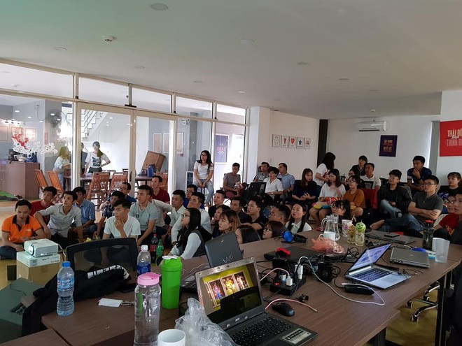 Công sở cổ vũ U23 Việt Nam: Nơi công ty tổ chức hẳn tiệc BBQ, nơi nhân viên tranh thủ xem online khi đang họp hành - Ảnh 13.