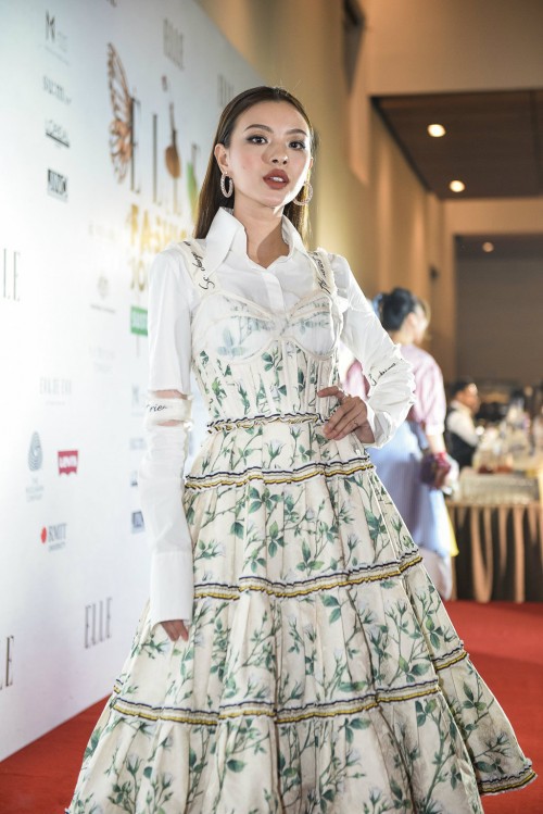 Không chỉ mặc một thiết kế những hai lần, Tóc Tiên còn đụng hàng kép cả Angela Phương Trinh và Tú Hảo - Ảnh 4.