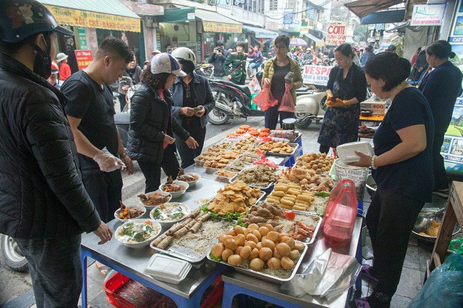 Những địa chỉ mua giò chả, bánh chưng từ thời ông bà ở Hà Nội mà Tết năm nào khách cũng xếp hàng ùn ùn - Ảnh 35.