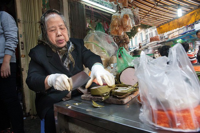 Những địa chỉ mua giò chả, bánh chưng từ thời ông bà ở Hà Nội mà Tết năm nào khách cũng xếp hàng ùn ùn - Ảnh 37.