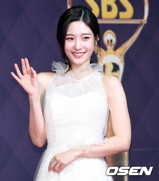 Thật như đùa: Suzy vượt mặt cả Lee Young Ae, thắng giải khủng tại SBS Drama Awards 2017 - Ảnh 5.