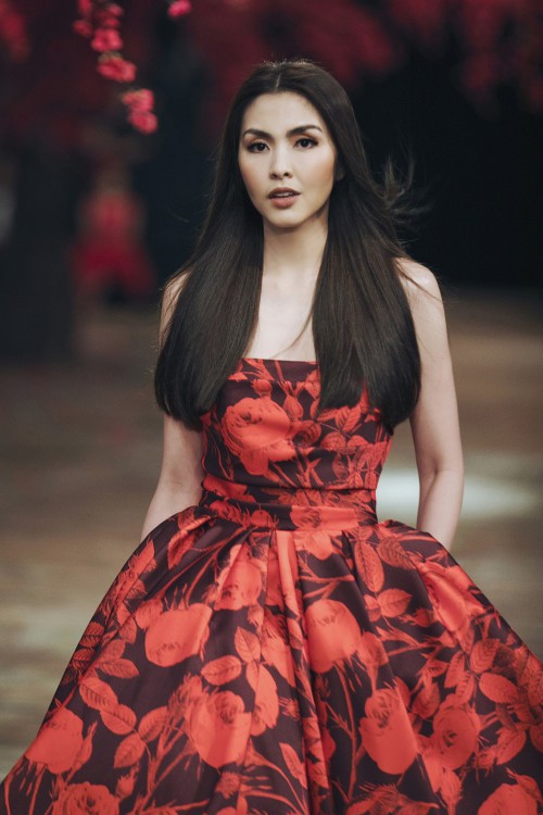 Diện lại váy cũ của Hà Tăng, Lệ Quyên vẫn xinh đẹp, sang trọng không tì vết - Ảnh 5.