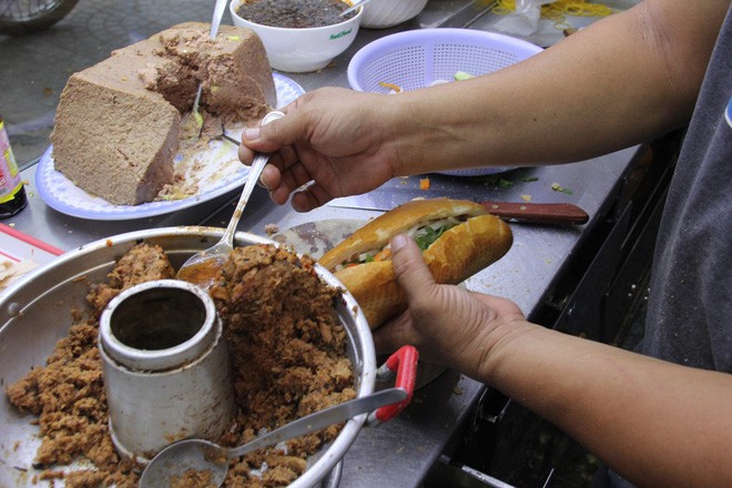 Các loại bánh mì ngon - độc - lạ ở Sài Gòn chỉ mới nghe thôi là muốn thưởng thức ngay - Ảnh 56.