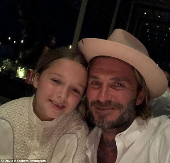 Victoria hạnh phúc chia sẻ hình ảnh David Beckham và con gái chơi đùa vui vẻ bên hồ bơi - Ảnh 2.