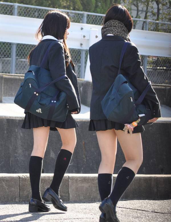 Nữ sinh Nhật Bản vẫn diện váy ngắn đi học mặc cho tuyết rơi trắng xóa