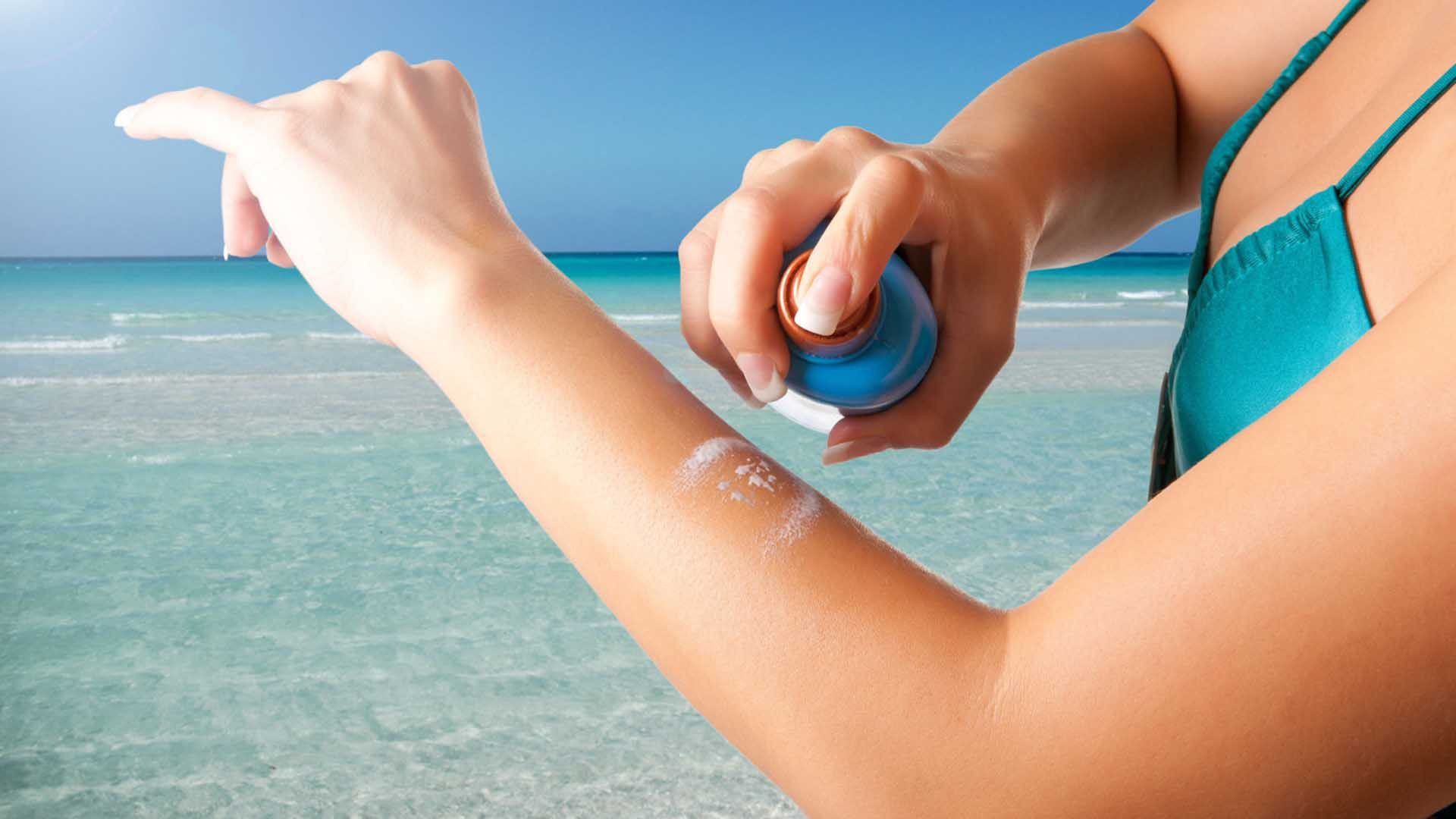 More suitable. Солнцезащитные крема нанесение. Крем для загара на пляже. Наносить солнцезащитный крем. Солнцезащитный крем для рук.
