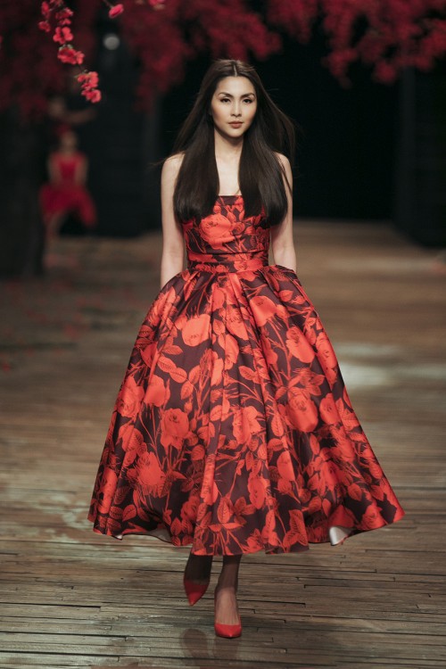 Diện lại váy cũ của Hà Tăng, Lệ Quyên vẫn xinh đẹp, sang trọng không tì vết - Ảnh 6.